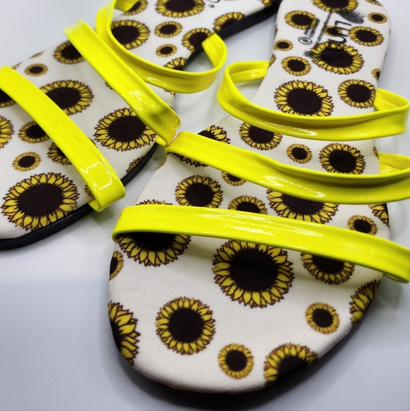 Vibrant Size 6 Sandals with a Radiant Sunflower Design in Yellow - Picture 3 of 3